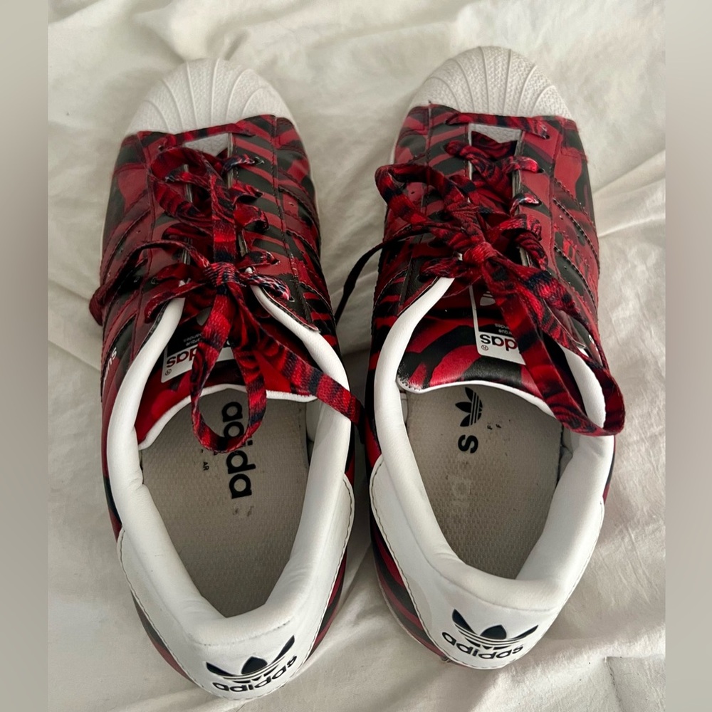 👑✅PRICE FIRM✅ Limited Edition🔥🔥🔥 Red Camo Rose Adidas Superstar - Picture 8 of 16